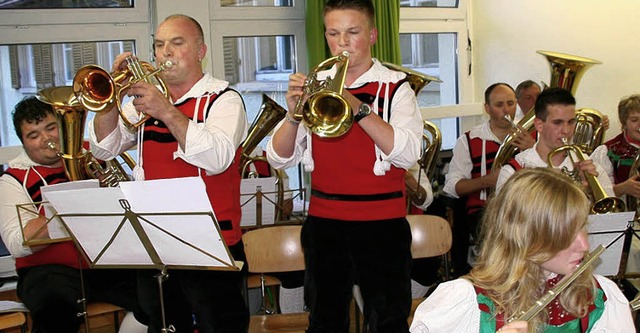 Die Trachtenkapelle Hartschwand-Rotzin...che Untermalung des Sommernachtshocks.  | Foto: peter schtz