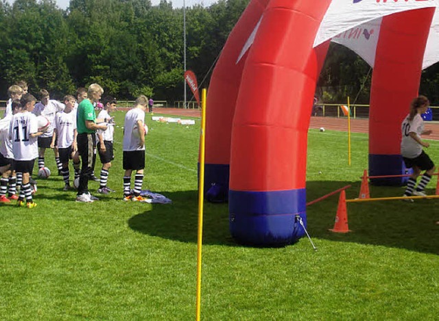 Wie die Profis trainierten 75 Kinder d...g im Stadion des FC 08 Bad Sckingen.   | Foto: Michelle Born
