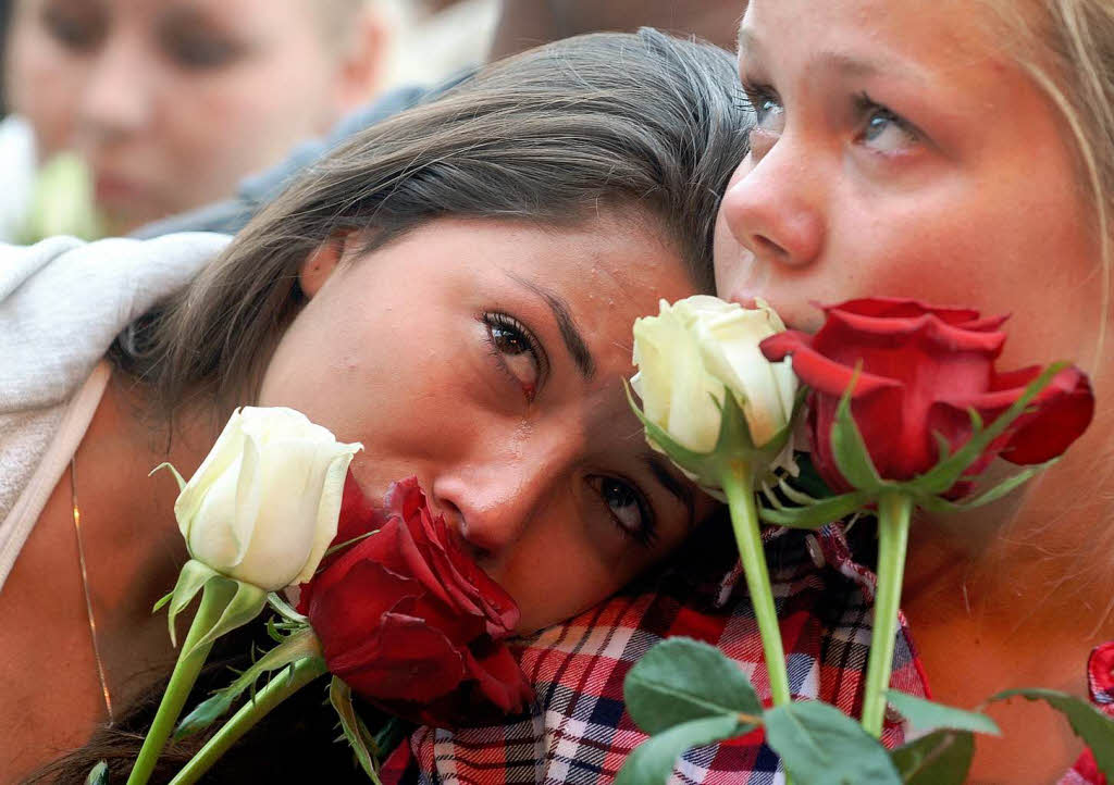 Zeichen der Trauer und der Unbeugsamkeit: Norwegen gedenkt der Opfer der beiden Terroranschlge