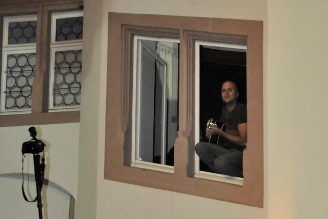 Video: Milow gibt Fensterkonzert in Emmendingen