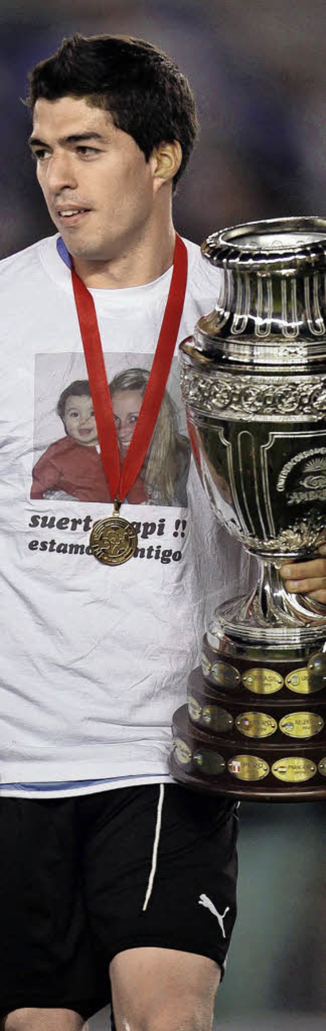 <ppp> </ppp>und auch noch bester Spiel...it dem neun Kilo schweren Silberpokal   | Foto: DPA