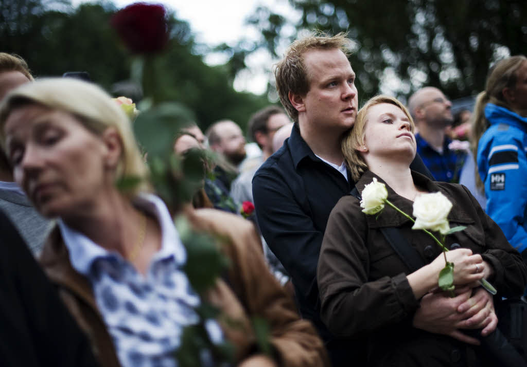 Zeichen der Trauer und der Unbeugsamkeit: Norwegen gedenkt der Opfer der beiden Terroranschlge