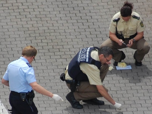 Beamte des Weiler Polizeireviers suche... Zufahrt zum Revier nach Schrauben ab.  | Foto: Hannes Lauber