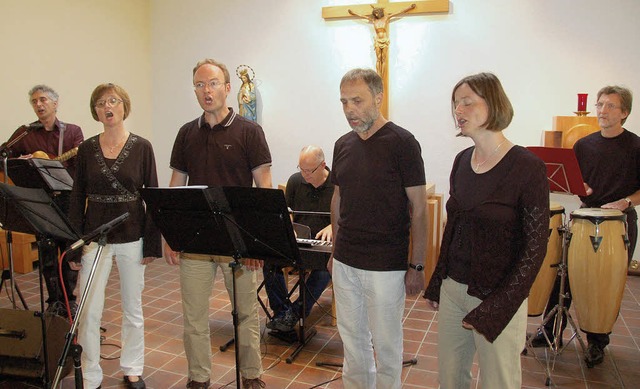 Die Snger von Vox Humana (vorne) aus ...tholischen Kirche auch gemeinsam vor.   | Foto: manfred frietsch