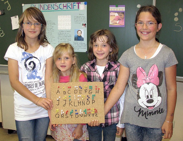 Mit der Blindenschrift beschftigten s...a und Lena im Rahmen der Projektwoche.  | Foto: Ilona Seifermann