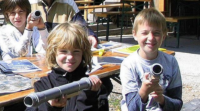 Kinder aus Wollbach, aber aus auch uml...d aus einfachsten Mitteln Fernrohre.    | Foto: IInes Bode