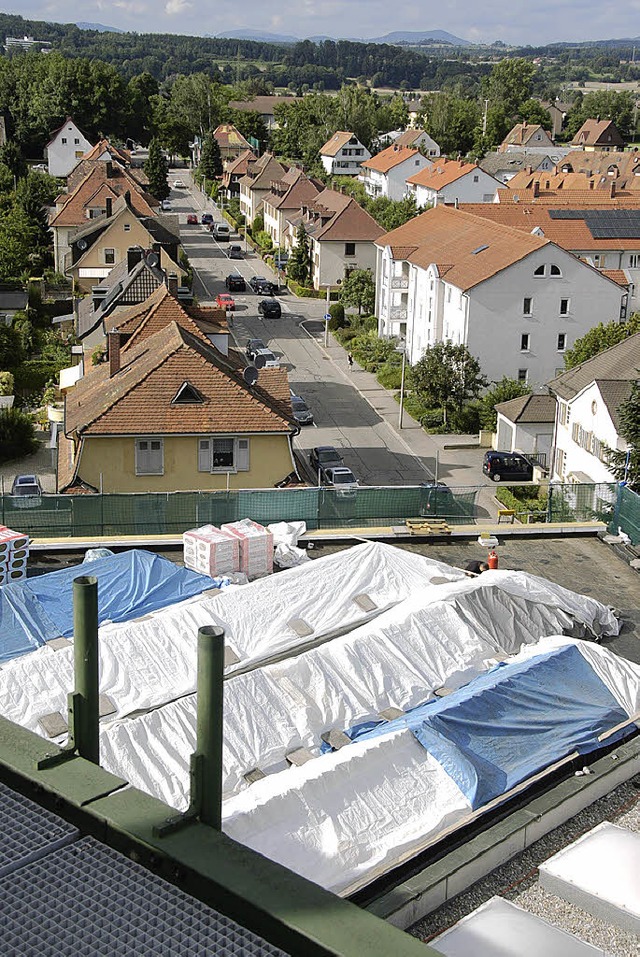 Blick auf die Baustelle auf dem Dach des Brgersaals und in die Mmattstrae.  | Foto: Peter Gerigk