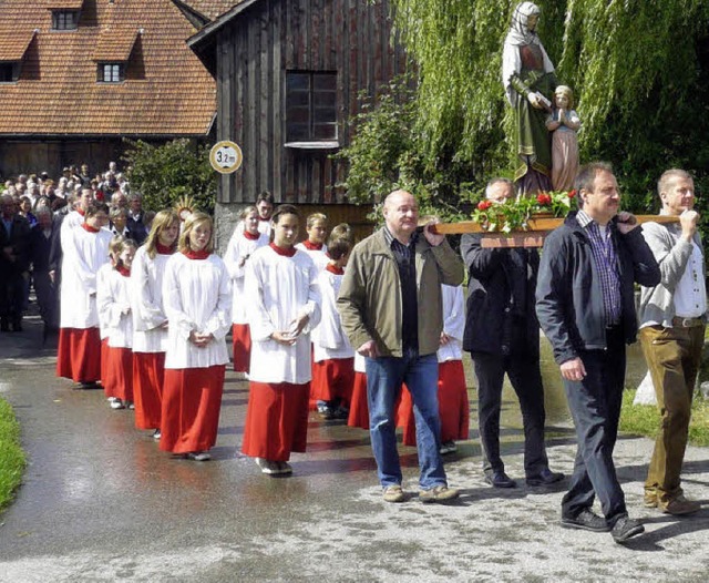 Im Anschluss an den Gottesdienst in de...en  durch die Straen Tiefenhuserns.   | Foto: Stefan Pichler