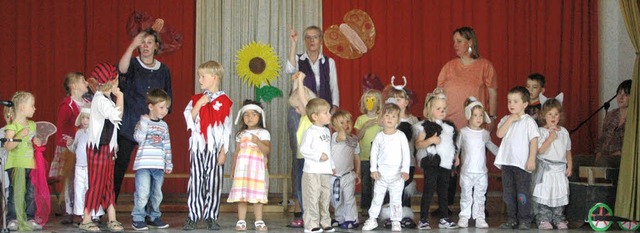 Ein frhliches  Kindergartenfest mit B...zieherinnenteam in der Gemeindehalle.   | Foto: Vera Winter