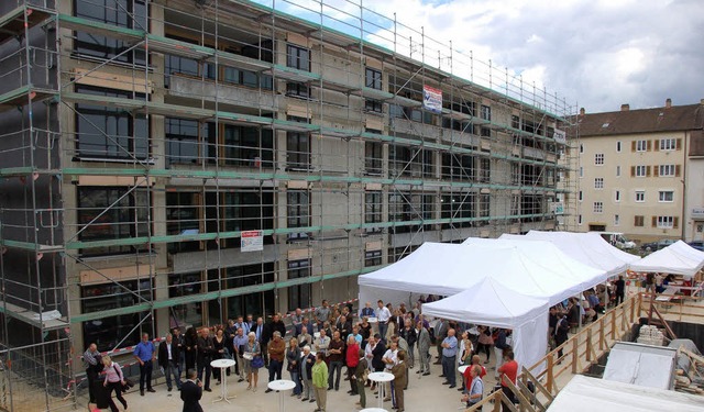 Gestern Nachmittag wurde fr den erste...m Niederfeldplatz Richtfest gefeiert.   | Foto: Nikolaus Trenz