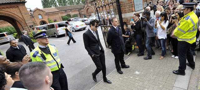 Musikproduzent Mark Ronson verlsst de...ch der Trauerfeier fr Amy Winehouse.   | Foto: dpa