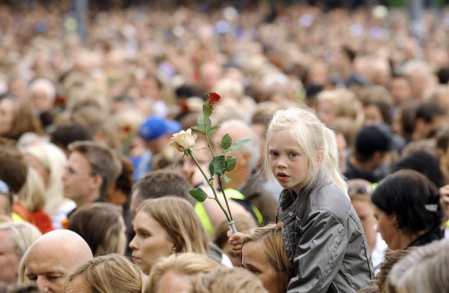 Aufstehen gegen die Gewalt: Allein in ...die Hlfte der Einwohner dem Aufruf.    | Foto: DPA