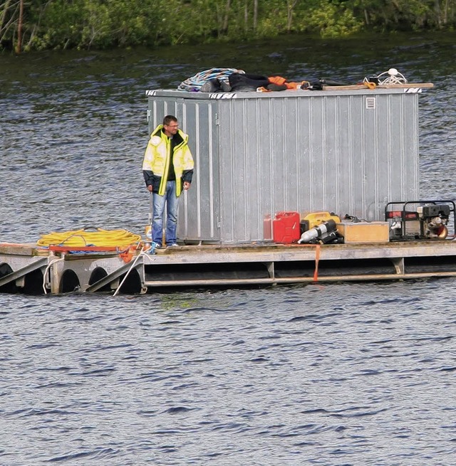 Mit Unterwasserkameras wird vor  Utya   nach Opfern gesucht.    | Foto: DPA