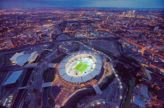 Beleuchtet: London und das Olympiastadion  | Foto: dpa