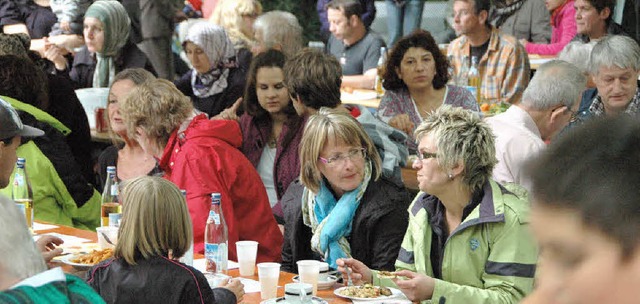 So viele Menschen wie nie kamen diesma...iteinander-Fest&#8220; in Friedlingen.  | Foto: Ounas-Krusel