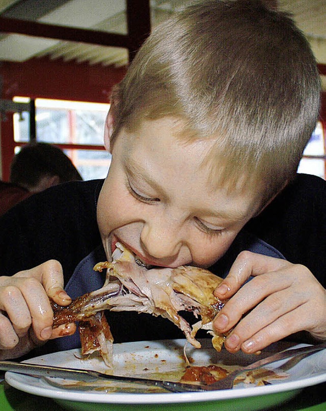 Der krftige Biss ins Offenburger Mens...urchschnitt der Schulmensen  im Land.   | Foto: I. Schneider