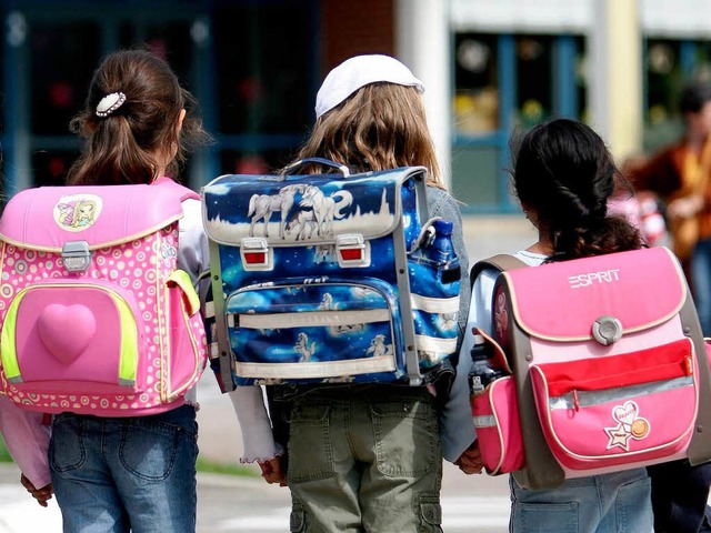 Drei Mdchen   vor einer Schule im Freiburger Stadtteil Rieselfeld. (Symbolbild)  | Foto: dpa