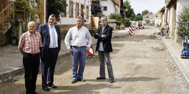 Ortstermin am Dienstag am Wonnentaler ...von links) besichtigten die Baustelle.  | Foto: Ilona Hge