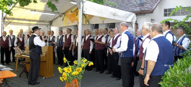 Die Mnnergesangvereine Leiselheim und... Air auf dem Leiselheimer Kirchplatz.   | Foto: Roland Vitt