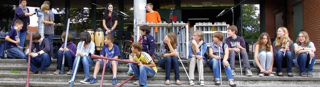 Baumarktmusik: Die Teilnehmer am Proje...alien auch Instrumente fertigen kann.   | Foto: Frey