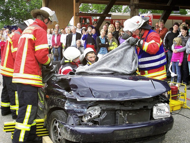 Fast wie im Ernstfall: Die Rettungskr...alich eingeklemmte Person zu bergen.   | Foto: Wendt