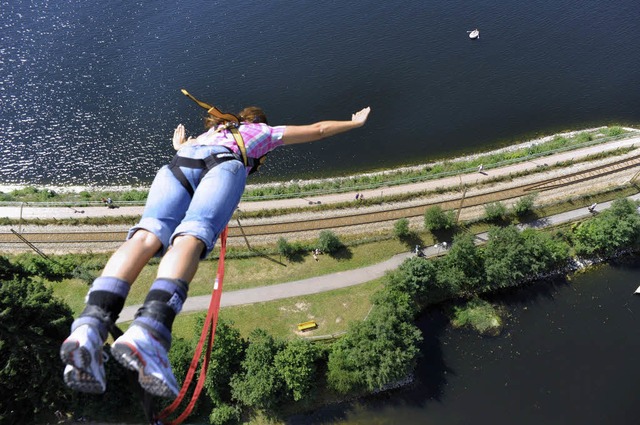 Gewagt: Bungee-Sprung mit Blick auf den Schluchsee  | Foto: Philippe Thines