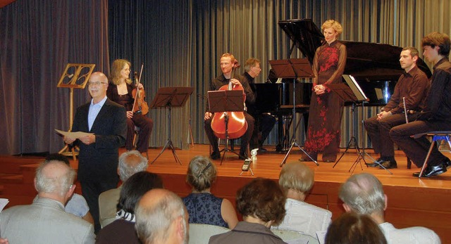 Das Ensemble Anprall gastierte  beim K...ald Holzmann (vor der Bhne stehend).   | Foto: F.Kiefer