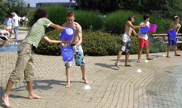 Bei   Mathematik ohne Grenzen gab es spaige Wasserspiele.   | Foto: BZ