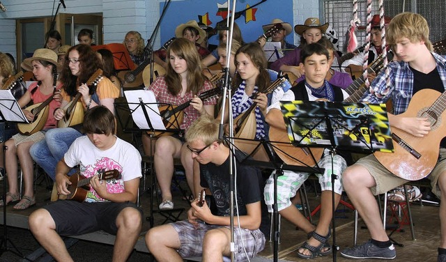 Spa mit Zupfinstrumenten haben diese Jugendlichen.   | Foto: Verein