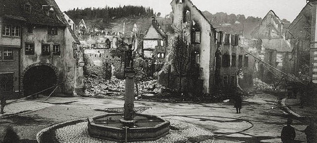 Heute vor 90 Jahren legte ein Grobran...ldmitte der Demetriusbrunnen zu sehen.  | Foto: Archiv Benitz