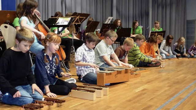 Gemeinsam mit der Jugendkapelle Rtenb...Schler musikalisch von Rektor Denkel.  | Foto: Heidrun Simoneit