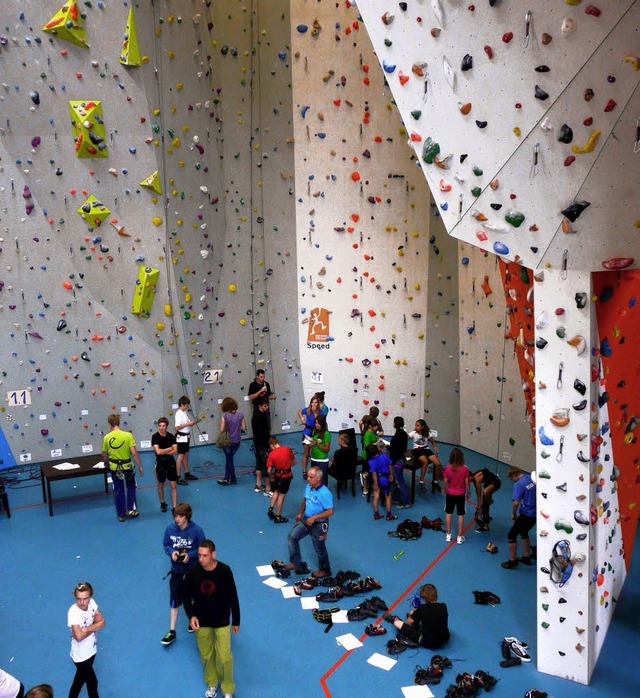 150 Schler waren  in der Kletterhalle...adtmeisterschaften im Klettern dabei.   | Foto: Dieter Staedel