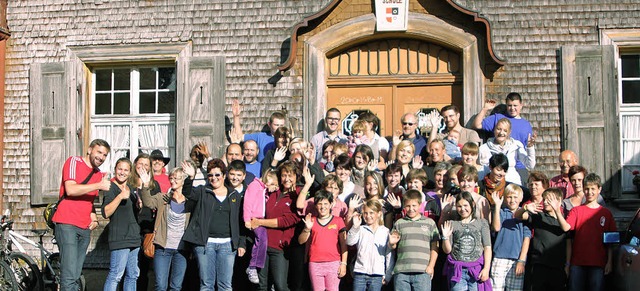 Die Mitspieler fr das Theaterprojekt ...21&#8220; vor der Schule in Ehrsberg.   | Foto: Privat