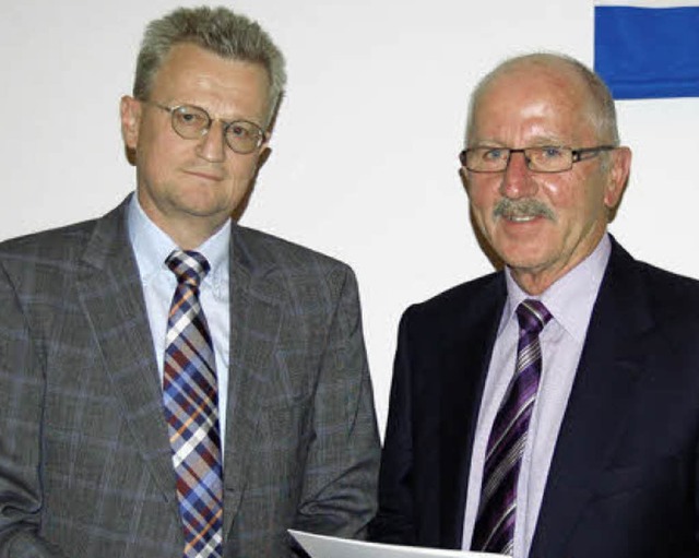 Richard Weber (rechts) wurde zum Abschied von Helmut Schweigert ausgezeichnet.  | Foto: rhenisch