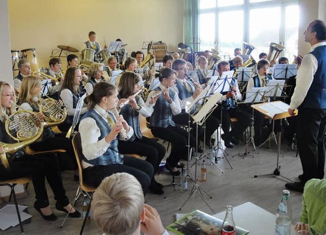 Ein gut besuchtes Frhschoppenkonzert ...ein &#8222;Heimatklang&#8220; Htten.   | Foto:  Hansjrg Bader