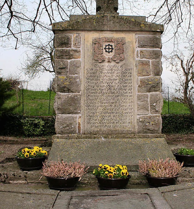 Den Weltkriegsgefallenen ist das alte Denkmal in Welmlingen  gewidmet.  | Foto: cremer