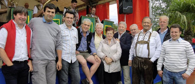Markus Dalvit (vierter von links) und ...ihren Vorstandskollegen und -Kollegin.  | Foto: Petra Wunderle