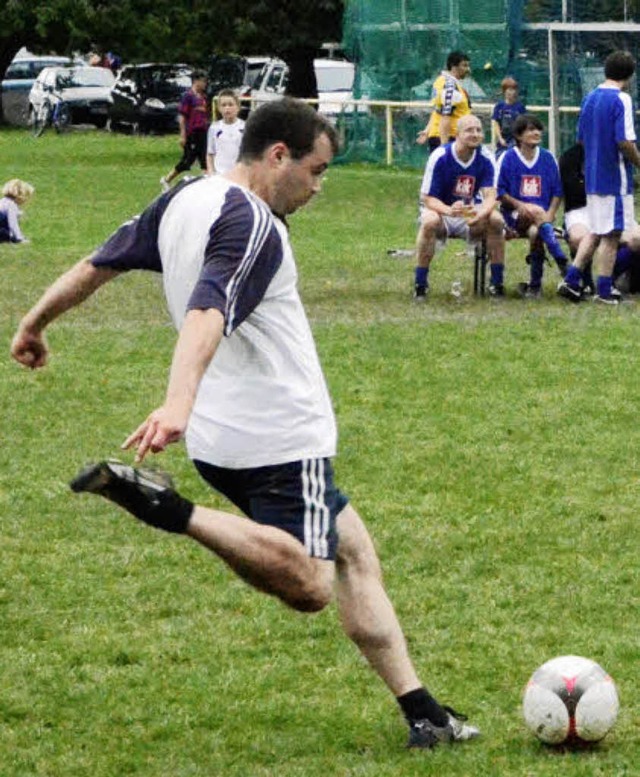 Jede Menge satte Schsse gab es beim Fuball-Grmpelturnier des FV Degerfelden.   | Foto: Marius Jaeger