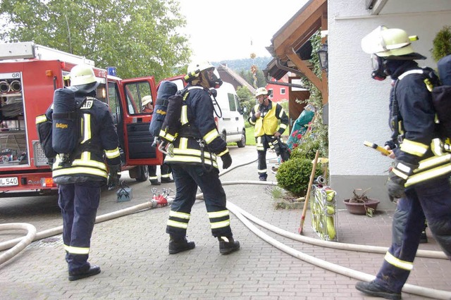 Zu einem Kchenbrand in Wellendingen r...ie Feuerwehr am spten Nachmittag aus.  | Foto: Juliane Khnemund