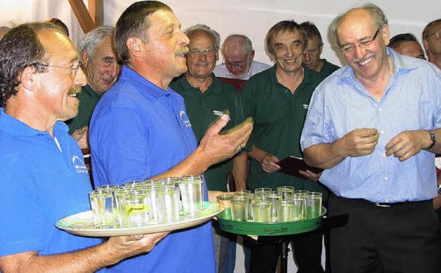 Der Mnnerchor aus dem Eggenertal und ... dem Eggenertal nicht trocken wurden.   | Foto: Rolf-Dieter Kanmacher