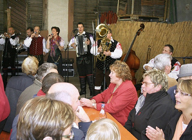 Wetter schlecht, Stimmung gut &#8211; ...ieen den Musikverein nicht im Stich.   | Foto: Gerd Sutter