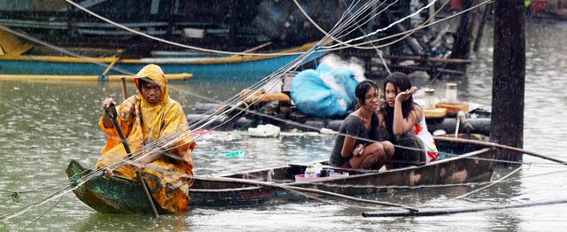 Nur noch im Boot geht&#8217;s in Paranaque sdlich von Manila vorwrts.   | Foto: dpa