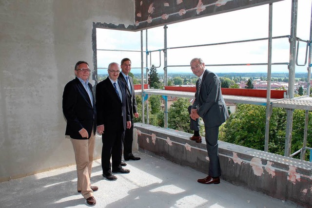 Beeindruckender  Ausblick: Architekt D...) im obersten Stock des neuen Gebudes  | Foto: hans-jrgen trul