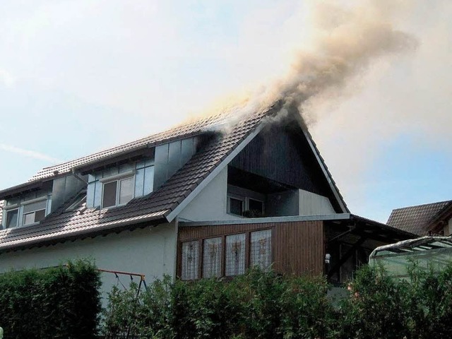 Die Feuerwehr musste diesen brennenden Dachstuhl in Rheinhausen lschen.  | Foto: Polizei