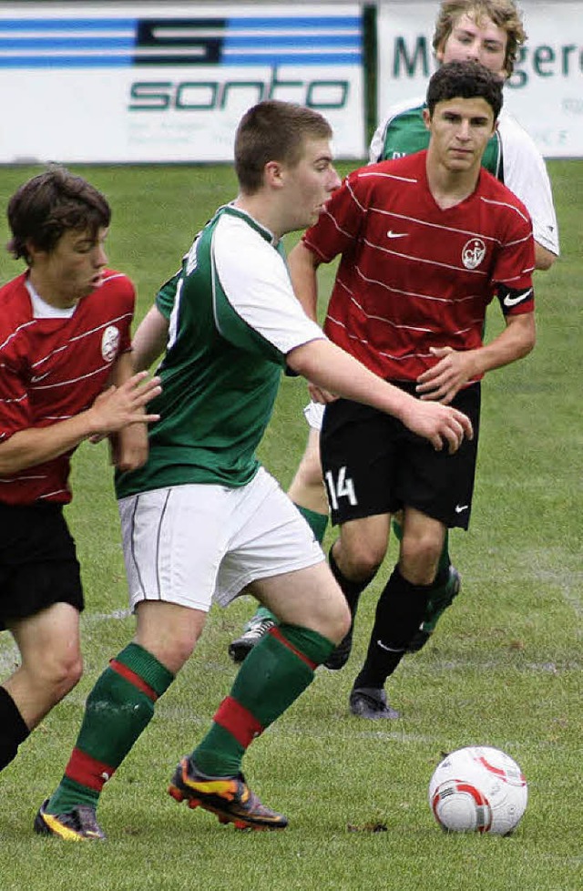 Kampf um den Ball: Die SG Grafenhausen...ier (grnes Trikot) traf auf den OFV.   | Foto: U. Hiller