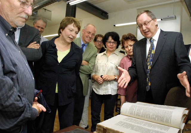 Ralf Eisermann erlutert dem Kulturaus...stand der Humanistischen Bibliothek.    | Foto: Gertrude Siefke