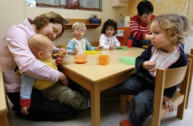Betriebliche Kinderbetreuung ist ein w...gegen den Fachkrftemangel anzugehen.   | Foto: dpa