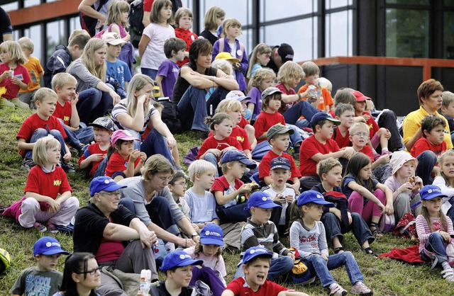 Gespannt verfolgen die Kinder  die Vor...r Polizeihunde beim Kinder-Aktionstag.  | Foto: Christoph Breithaupt