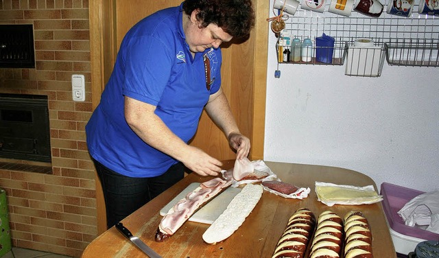 Brote richten fr die Helfer, auch das macht Inge Fehrenbacher.   | Foto: Theo Weber
