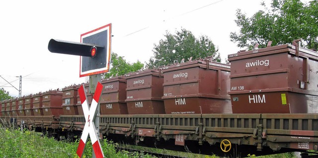 Ein Gterzug  am Bahnbergang zwischen...zung des Gemeindeverwaltungsverbands.   | Foto: Dorothee Philipp